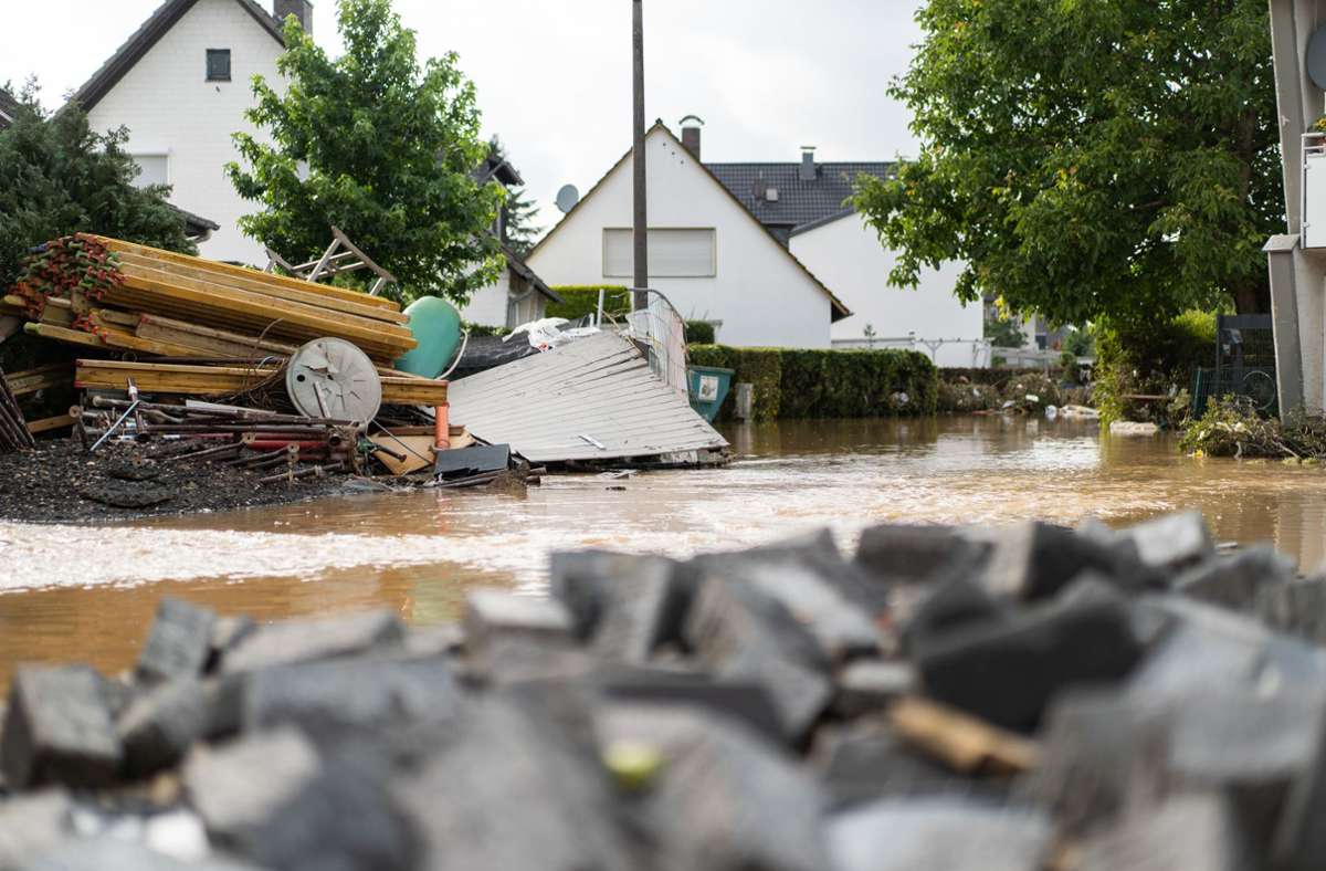 Nordrhein-Westfalen, Heimerzheim: Eine Straße im Ortskern wurde vor einer Woche überflutet. In unserer Galerie sehen Sie weitere Bilder der Unwetterkatastrophe. Foto: dpa/Jonas Güttler