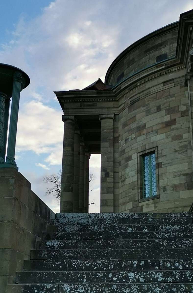 Ein gefaltetes Dach (Mitte) und lose Teile: Wegen Sturmschäden an der Grabkapelle auf dem Württemberg müssen die Staatlichen Schlösser und Gärten Baden-Württemberg das Freigelände um das Monument bis auf Weiteres schließen.