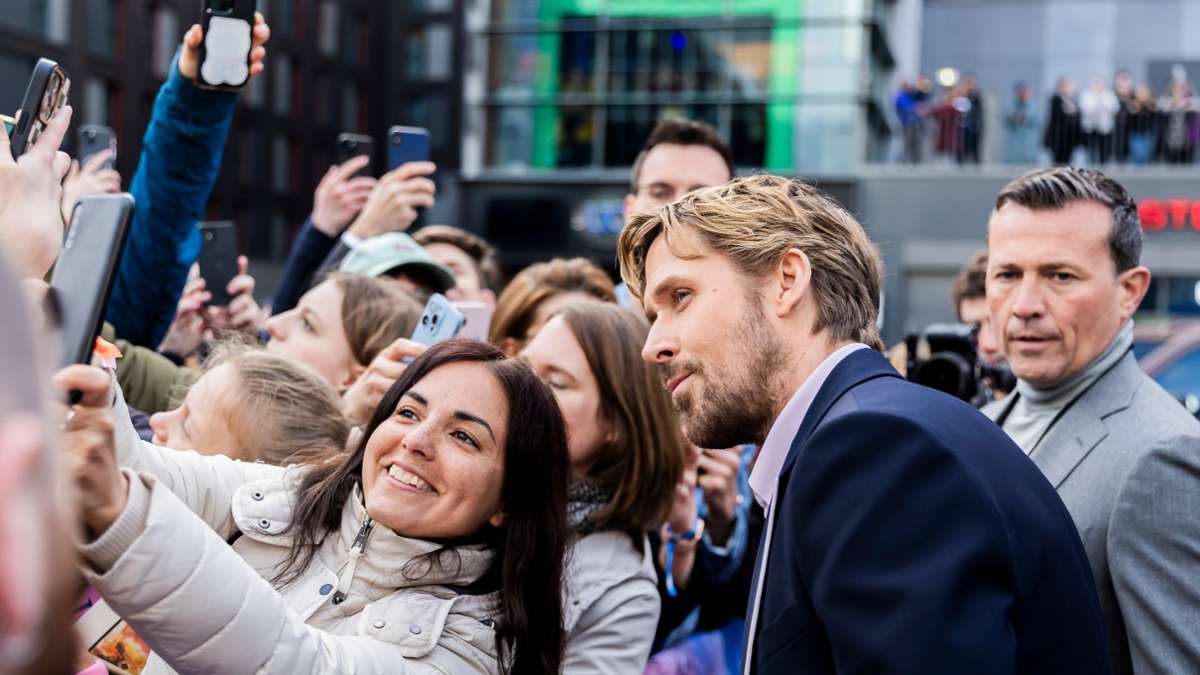 Einmal lächeln: Ryan Gosling posiert für ein Foto mit einem Fan. Der Schauspieler ist mit seiner Kollegin Emily Blunt für die Europapremiere der Actionkomödie The Fall Guy nach Berlin gekommen.