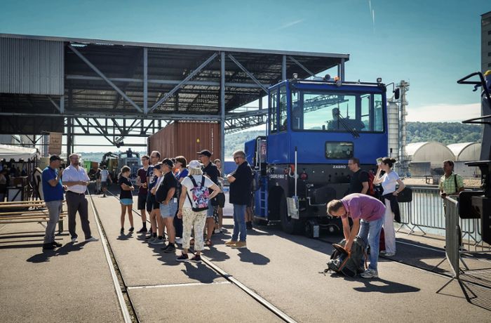 Leistungsschau im Hafen Stuttgart: 2000 Tonnen Zugkraft per Joystick