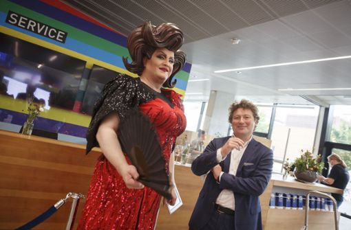 Travestie-Lady Frl. Wommy Wonder und Opernintendant Viktor Schoner beim Sommerempfang der IHK für die Kultur. Foto: Lichtgut/Julian Rettig