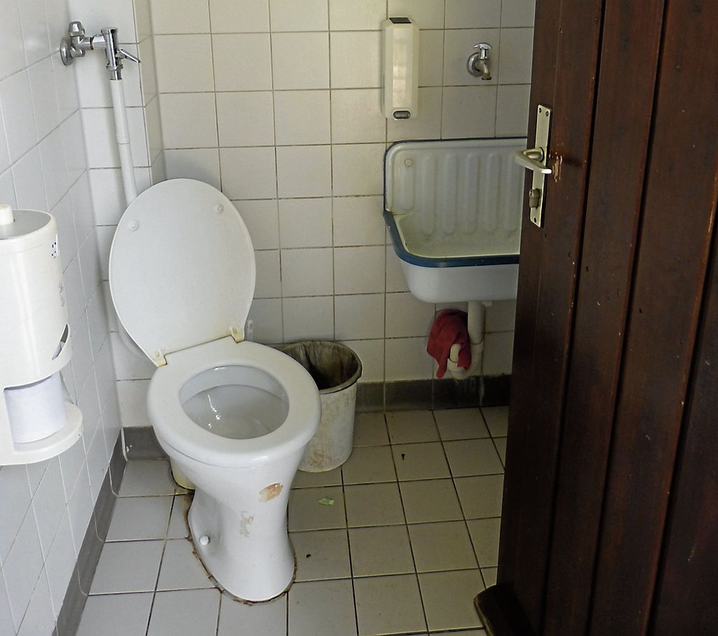 OBERTüRKHEIM:  Bezirksbeirat fordert behindertenfreundliches und zeitgerechtes WC: Veraltete Friedhofstoilette