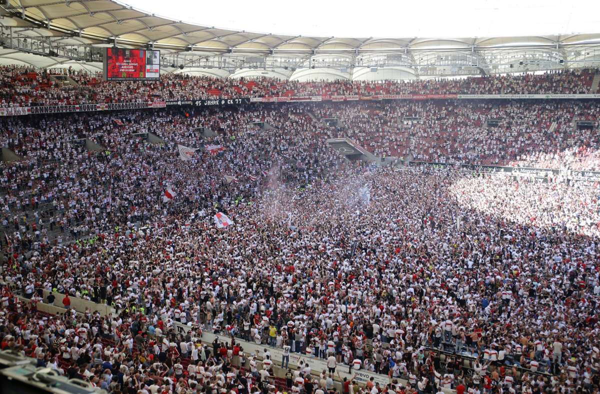 Nach der gelungenen Rettung gibt es für die Fans des VfB Stuttgart kein Halten mehr. Sie strömen auf den Rasen der Mercedes-Benz-Arena. Foto: Baumann/Hansjürgen Britsch