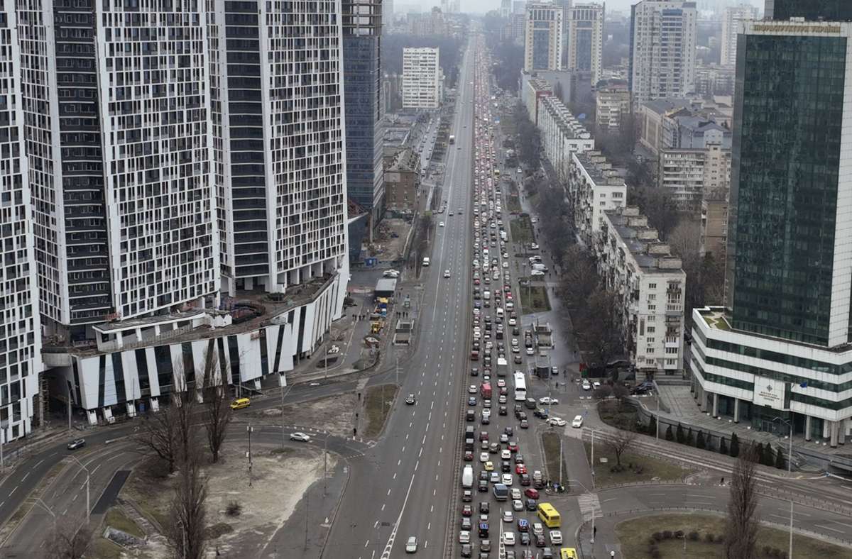 Autos stauen sich in Kiew, während die Menschen die Stadt verlassen