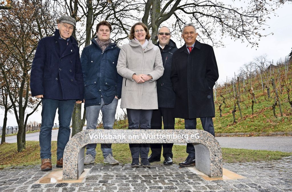 Volksbank am Württemberg stiftet  Sitzgelegenheit aus Granit: Ruhebank unterhalb des Württembergs