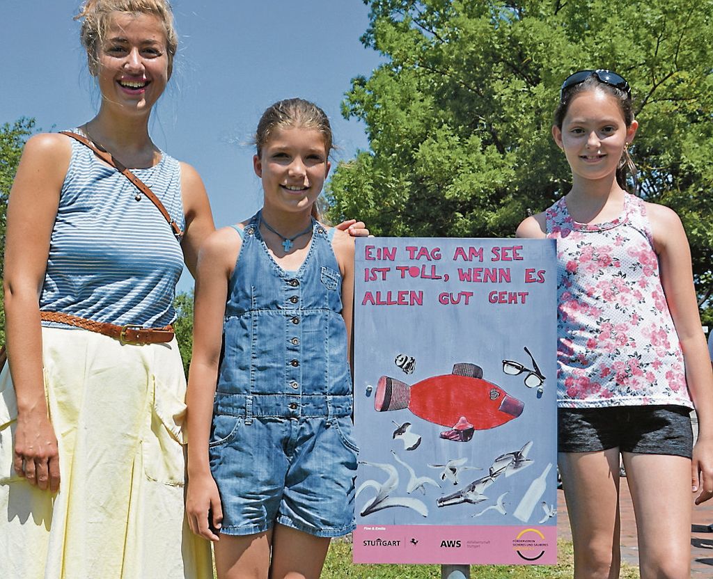 Kunstlehrerin Britta Pfannenkuchen hat Fine und Emilia (rechts) im Kunstunterricht an der Jörg-Ratgeb-Schule bei der Gestaltung des Plakats unterstützt.