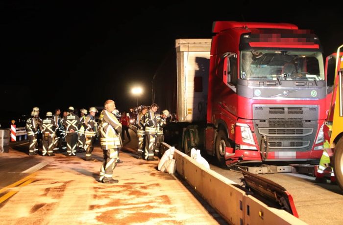 A6 bei Neckarsulm: Diesel aus Lastwagen gelaufen – Autobahn  stundenlang gesperrt
