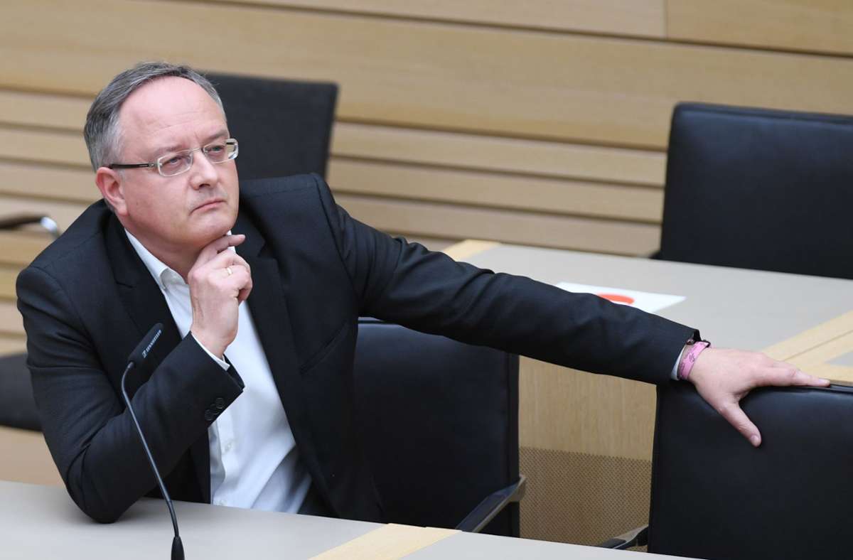 SPD-Spitzenkandidat Andreas Stoch warnt seine Partei am Wahlabend im Landtag  davor, in Sack und Asche zu gehen. Foto: dpa/Felix Kästle