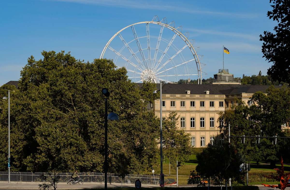 Attraktion  in Stuttgart: Der Aufbau des Riesenrads am Schlossplatz geht voran