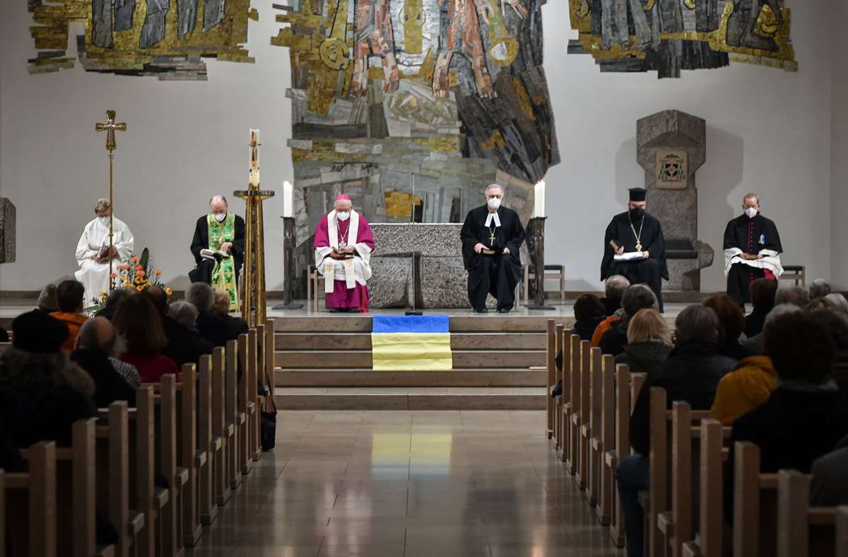 Der evangelische Landesbischof Frank Otfried July und der katholische Bischof der Diözese Rottenburg-Stuttgart Gebhard Fürst leiteten den Gottesdienst.