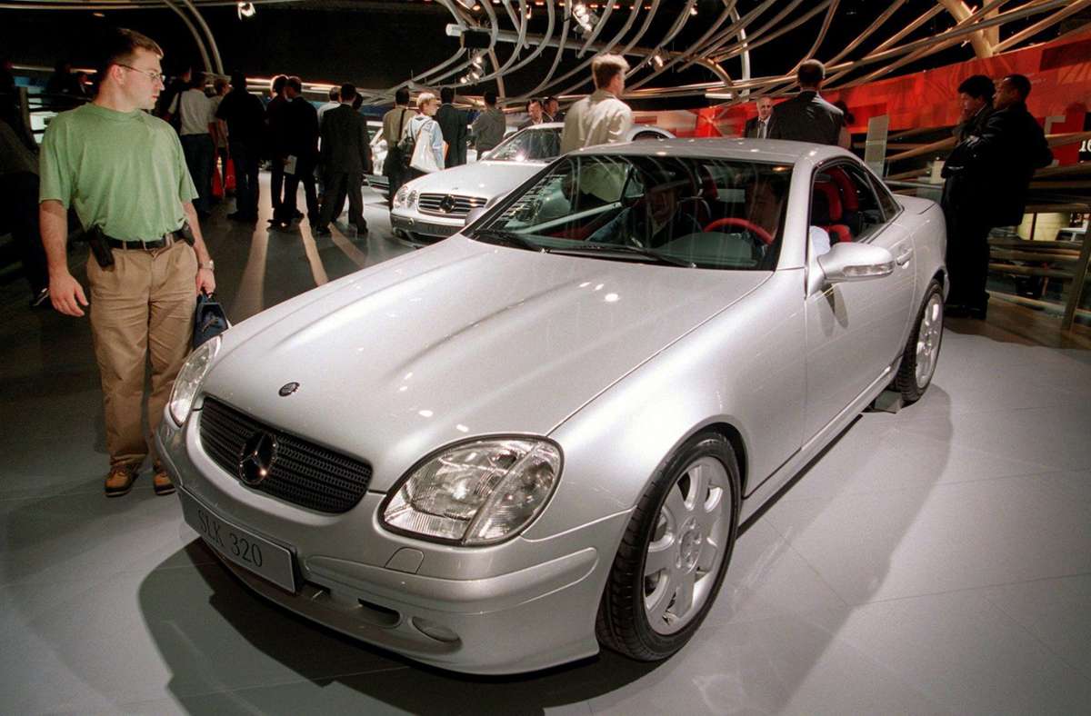 Während der Automobilmesse „Pariser Autosalon“ im Jahr 2000 konnten sich  Besucher die erste Generation des Mercedes-Benz SLK (R170) ansehen.