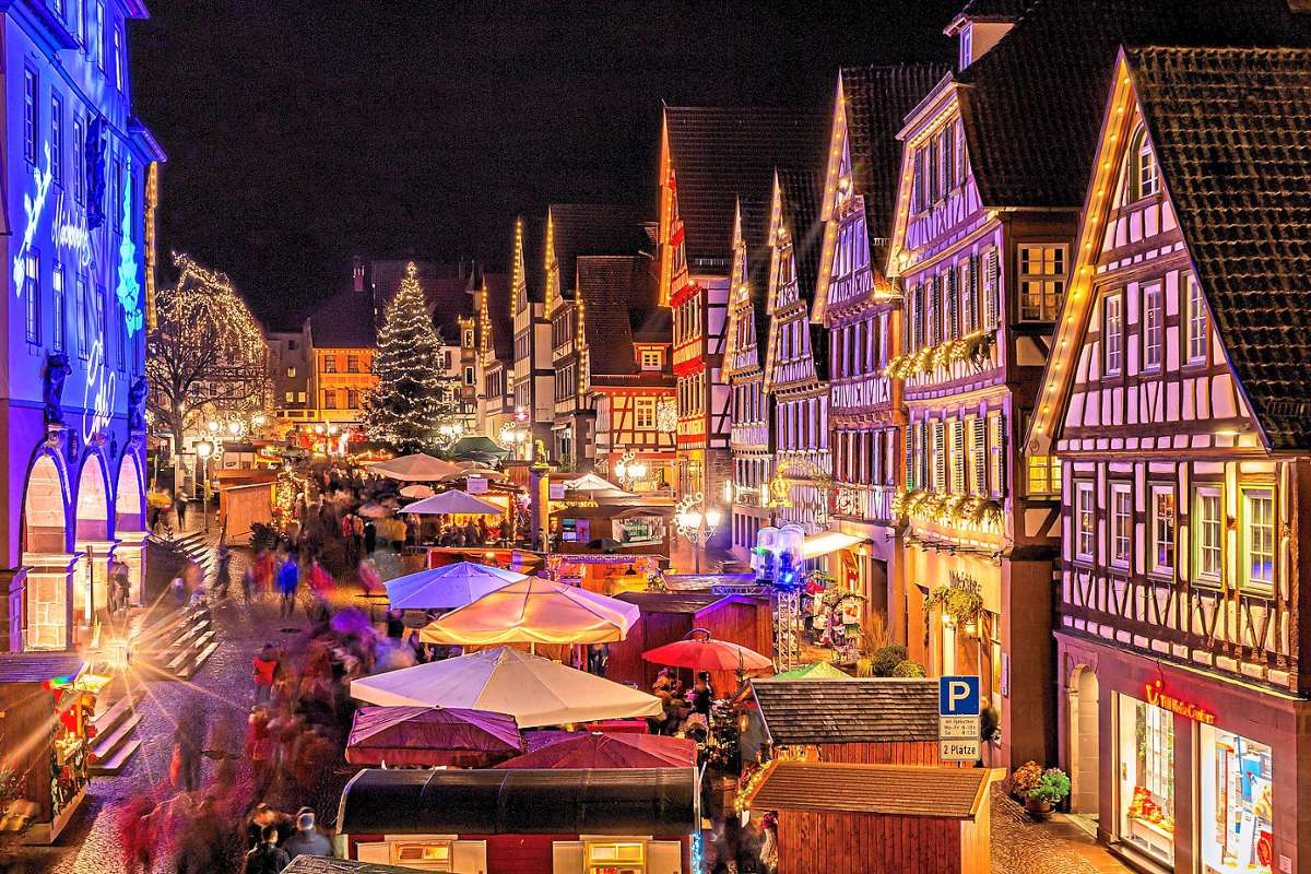 Der Weihnachtsmarkt erstreckt sich dieses Jahr auf eine größere Fläche wie sonst (hier 2019). Foto: Kalmbach
