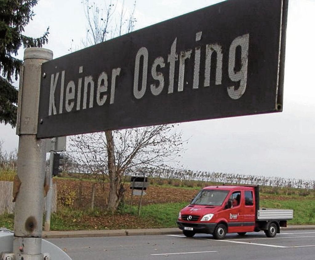 Um den Verkehrsfluss in der überlasteten Schmidener Straße zu verbessern, hat die Stadt am Kleinen Ostring die Grünphase verkürzt. Foto: Rehberger