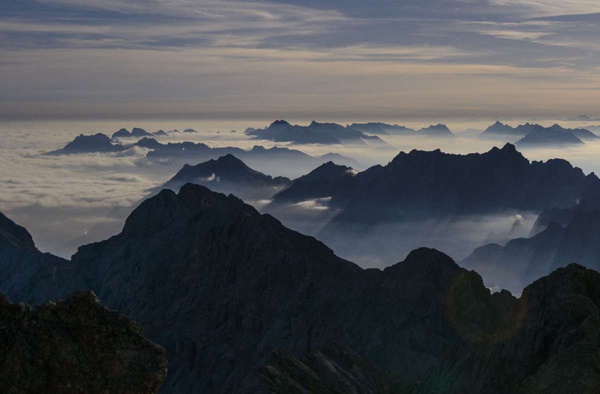 Ringsum reckt  das Wettersteingebirge seine Gipfel in die Wolken.