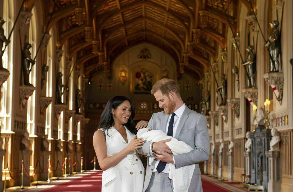 Erster Fototermin für den kleinen Royal: Wenige Tage nach seiner Geburt am 6. Mai 2019 zeigen seine Eltern Archie Harrison das erste Mal der Öffentlichkeit.