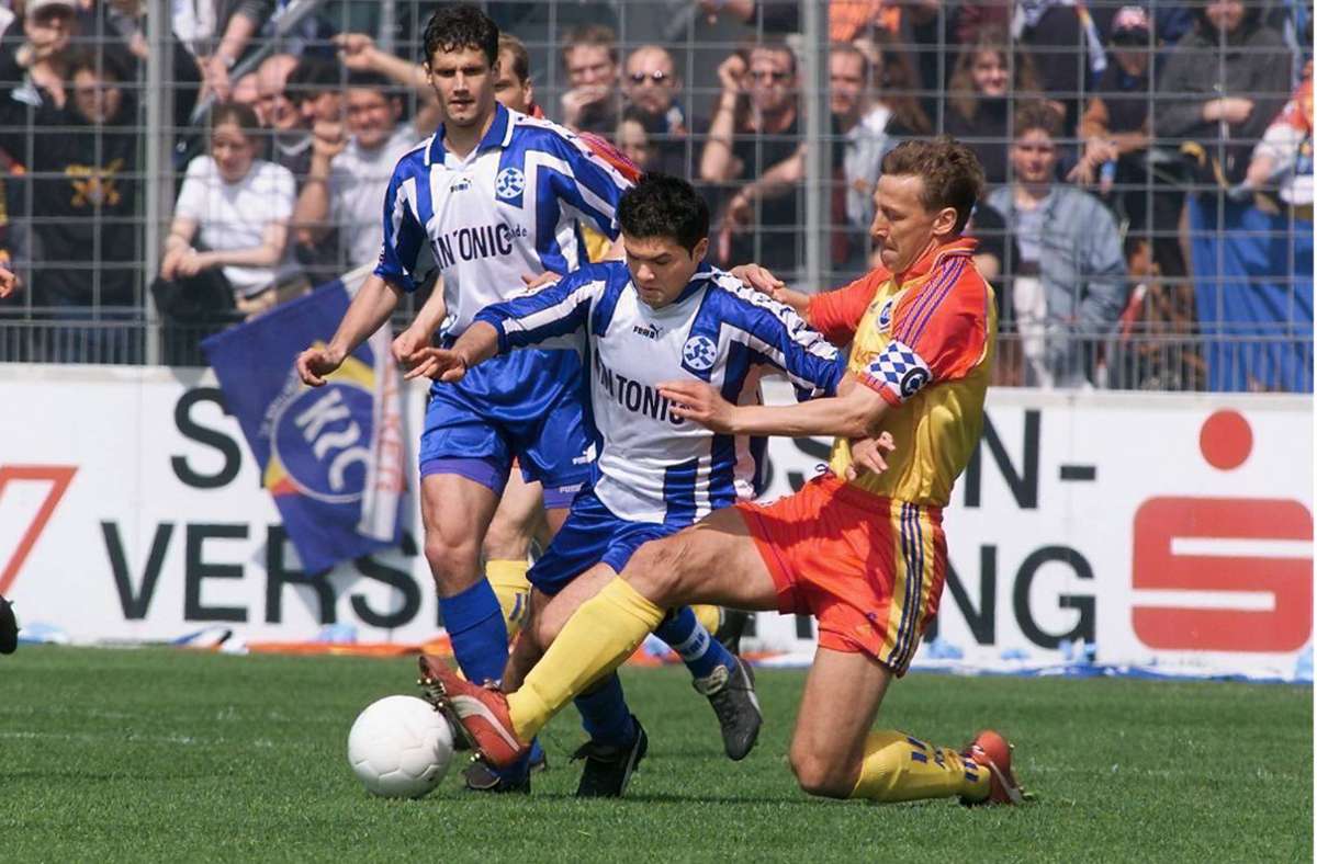 Der Schwabe Guido Buchwald (re.) trug auch den Dress des Karlsruher SC – hier im Duell im April 1999  mit den Stuttgarter Kickers (Niko Chatzis, Darko Ramovs/li.).