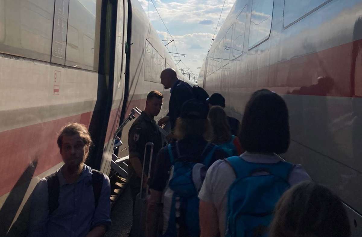 Evakuierung nahe Halle: ICE mit 800 Fahrgästen bleibt auf Brücke liegen
