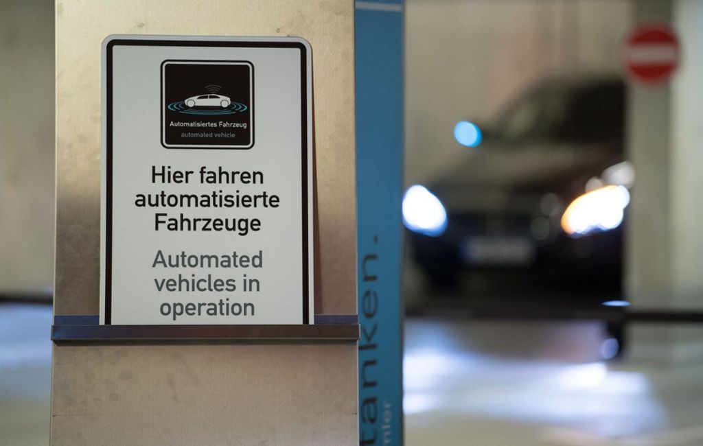 Fahrerloses Einparken wird kommen: Das Parkhaus der Zukunft steht am Mercedes-Benz-Museum