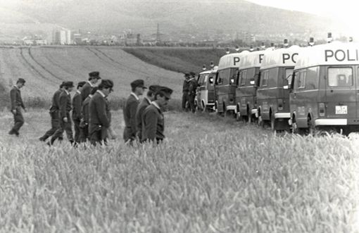 Beamte der Stuttgarter Einsatzhundertschaft durchkämmten am 28. Juli 1987 die Felder zwischen Schmiden und Bad Cannstatt nach Spuren. Fotos: Archiv Quelle: Unbekannt