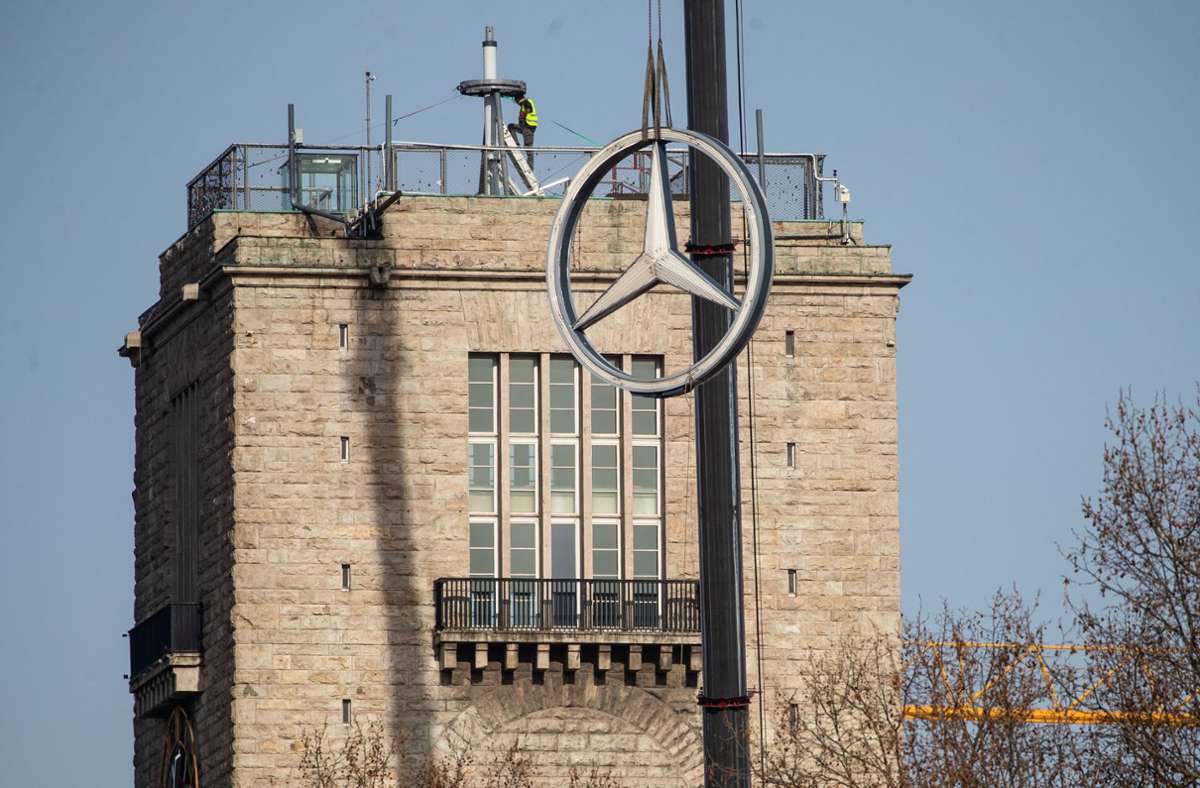 Da schwebt er dahin: Der Mercedes-Stern steht vorübergehend nicht mehr auf dem Bahnhofsturm. Foto: dpa/Christoph Schmidt