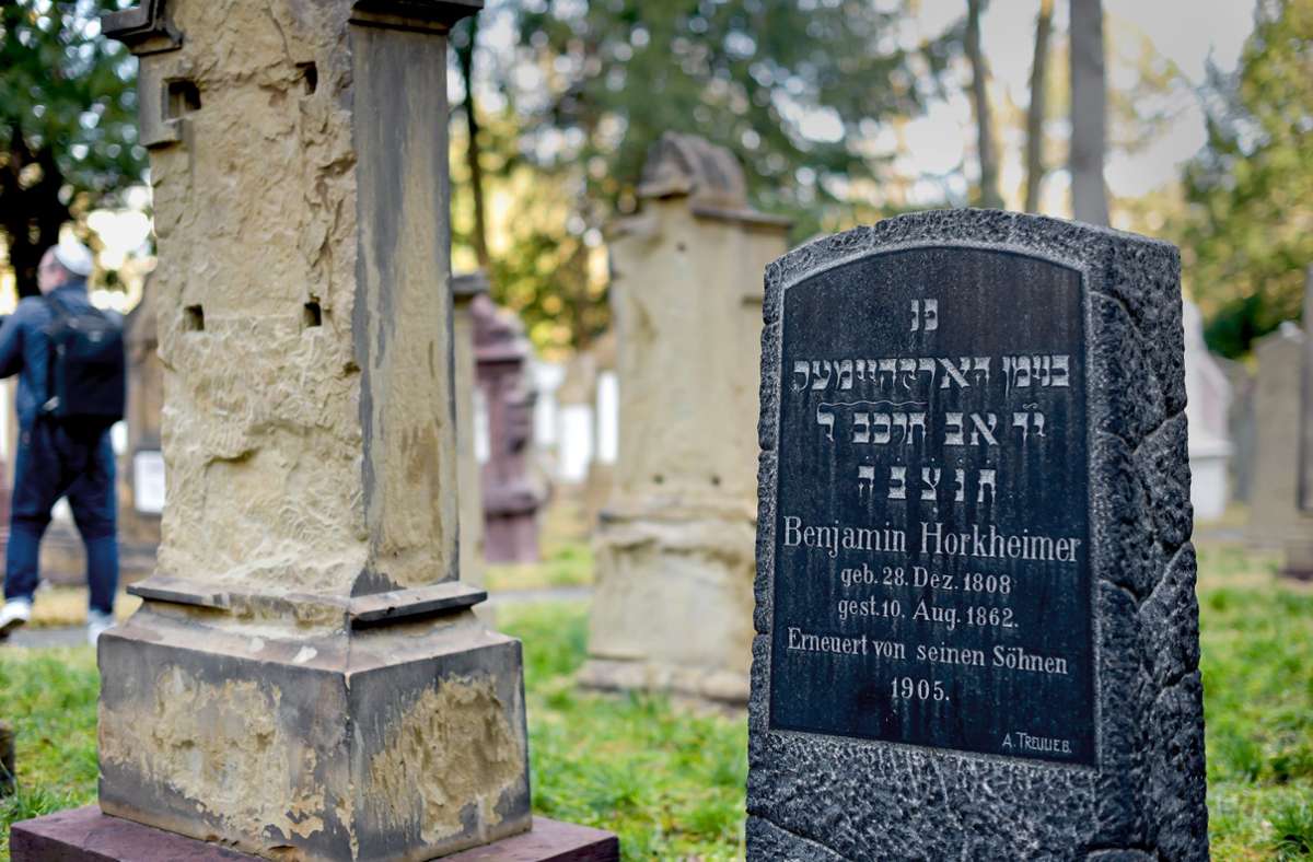 Hoppenlaufriedhof in Stuttgart: Jüdische Grabmale für Nachwelt erhalten