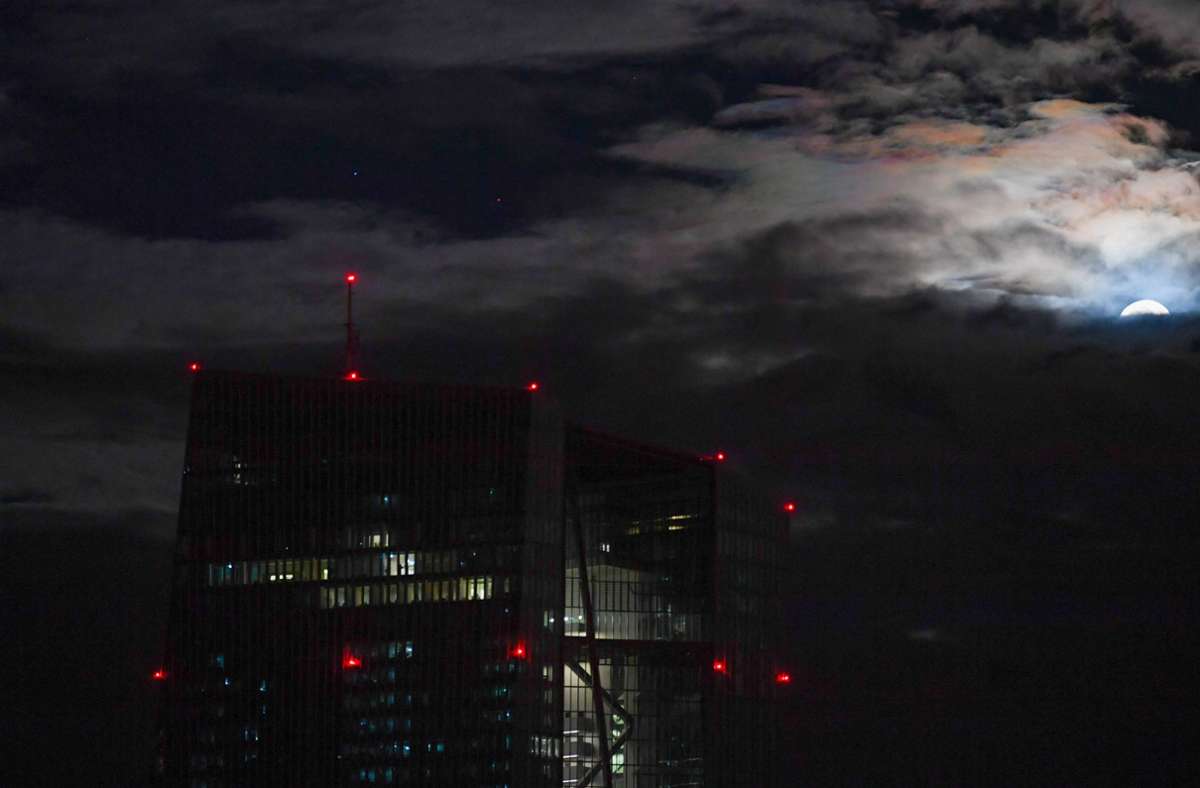 In Frankfurt am Main schob sich eine Wolkenfront über der Europäischen Zentralbank vor den Vollmond.