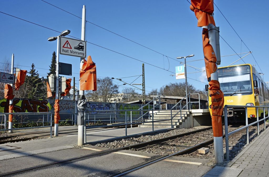 Bad CannstattAn der Stadtbahnhaltestelle Ebitzweg sind die Warnlichter am Z-Überweg abgedeckt: Wieder einmal defekte Springlichter