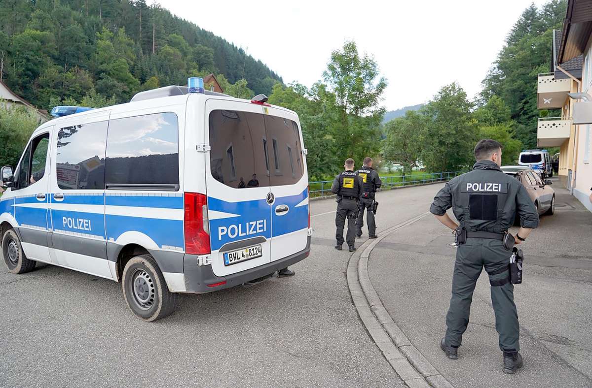 31-Jähriger aus Oppenau gefasst: Gesuchter saß mit mehreren Waffen vor sich in Gebüsch