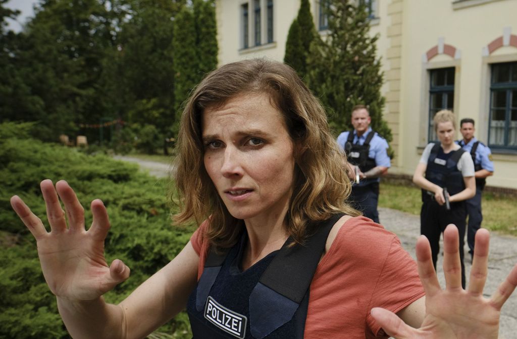 Die Kommissarin Karin Gorniak (Karin Hanczewski)  versucht, einen Geiselnehmer zu beschwichtigen.