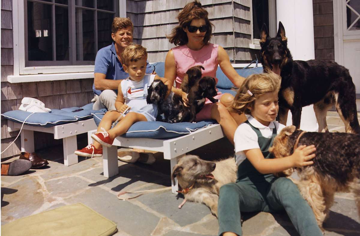 Die Familie Kennedy (1961-1963, hier mit ihren mit ihren Hunden) hatten einen gamnzen Zoo im Weioßen Haus. Neben Hunden, Kanarienvögeln und Hamstern bevölkerten auch ein Hase, Ponys und Papageien das Weiße Haus und ihr Privatanwesen.