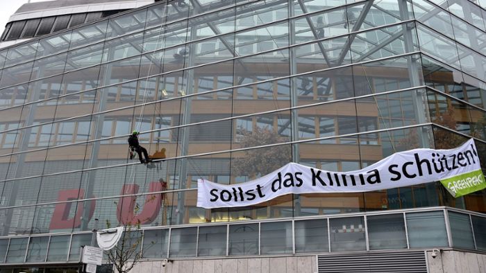 Umweltschützer entfernen das „C“ an der CDU-Zentrale