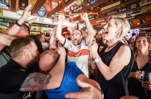Emotionen pur: VfB-Fans im Irish Pub „Alte Schule“ feiern den Klassenverbleib. Foto: Lichtgut/Ferdinando Iannone (2), Screenshot Twitter/chem_oezdemir, Screenshot Instagram/frank_nopper