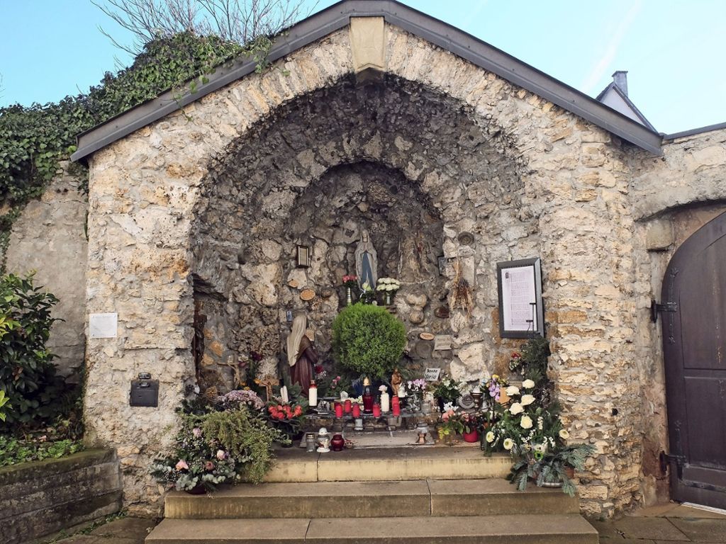 Infotafeln des Kirchengemeinderats auf dem alten Friedhof zu Besinnungsstätten: Die Lourdes-Grotte neu entdeckt