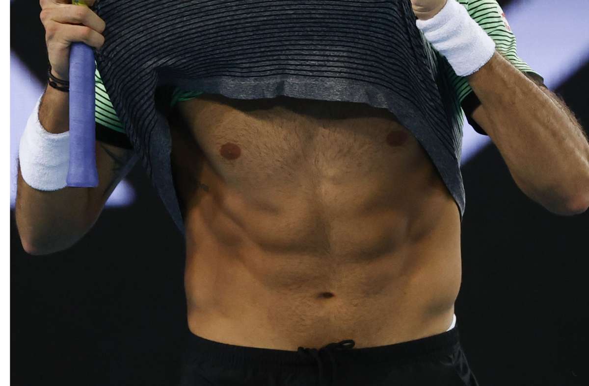 Matteo Berrettini zeigt seinen Bauch bei seinem Erstrundensieg bei den Australien Open.