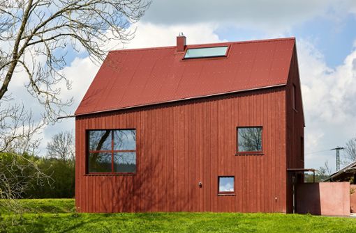 Klare Kante: Das rote Haus in Illerbeuren. Foto: Soho Architektur/Soho