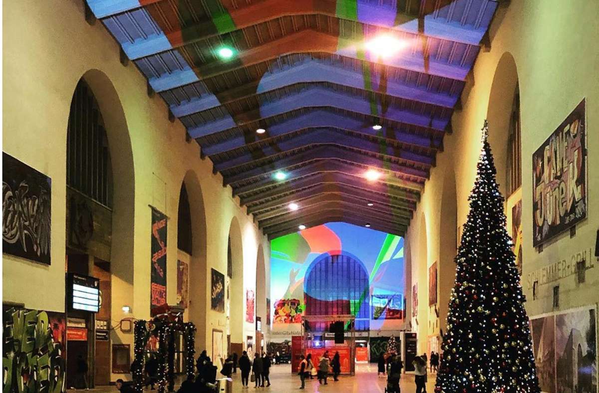 Lichtkunst  im Bonatzbau begeistert: Farbenfroh   erstrahlt der  Stuttgarter  Hauptbahnhof