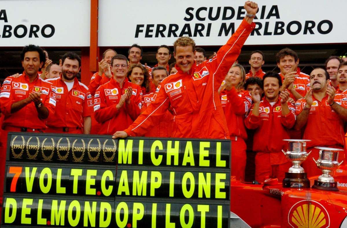 Michael Schumacher feierte 2004 mit der Ferrari-Crew seinen siebten WM-Titel – und so ziemlich alle Formel-1-Fachleute glaubten, es würde so schnell keiner kommen, der mit dem Kerpener gleichziehen könnte.