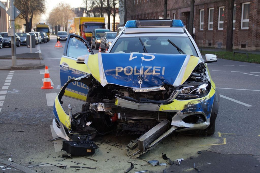28.03.2017 Unfall mit Streifenwagen in Stuttgart-Feuerbach