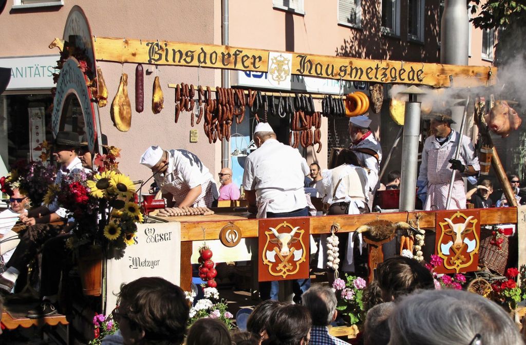 Der Metzgerfestwagen aus Binsdorf zeigte eine Hausschlachtung. Die Wurst wurde ans Publikum verteilt.