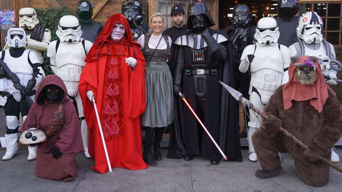 Frühlingsfest im Zeichen des „Star Wars“-Tags: Darth Vader und Co. schlendern über den Cannstatter Wasen