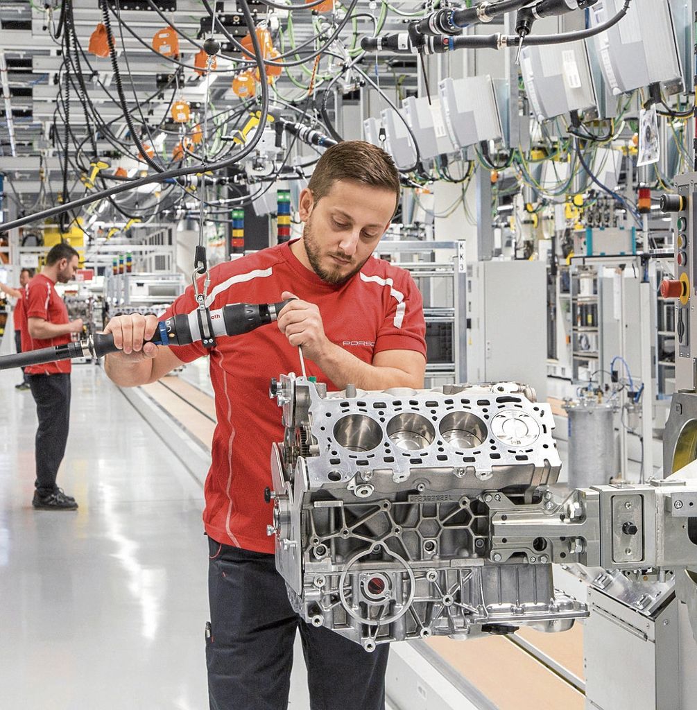 400 Mitarbeiter produzieren dort Achtzylinder-V-Motoren - Unternehmen schafft Voraussetzungen für die Fertigung von Elektroantrieben: Porsche eröffnet in Zuffenhausen sein neues Motorenwerk