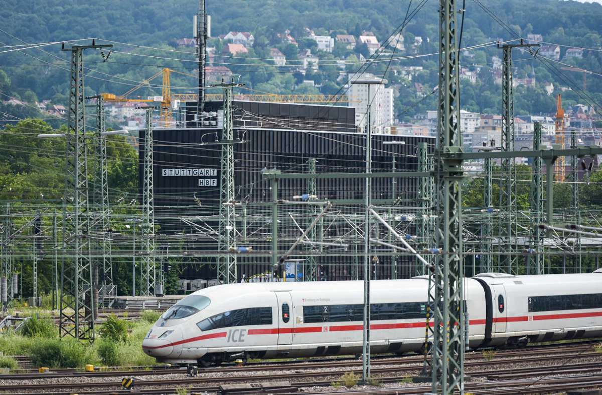Mann onaniert in ICE: Fahrt endet für Exhibitionisten am Stuttgarter Hauptbahnhof