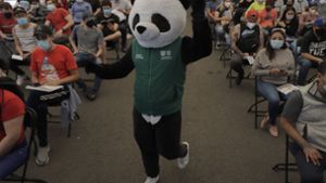 Panda-Maskottchen Pandemio tanzt für Impfwillige