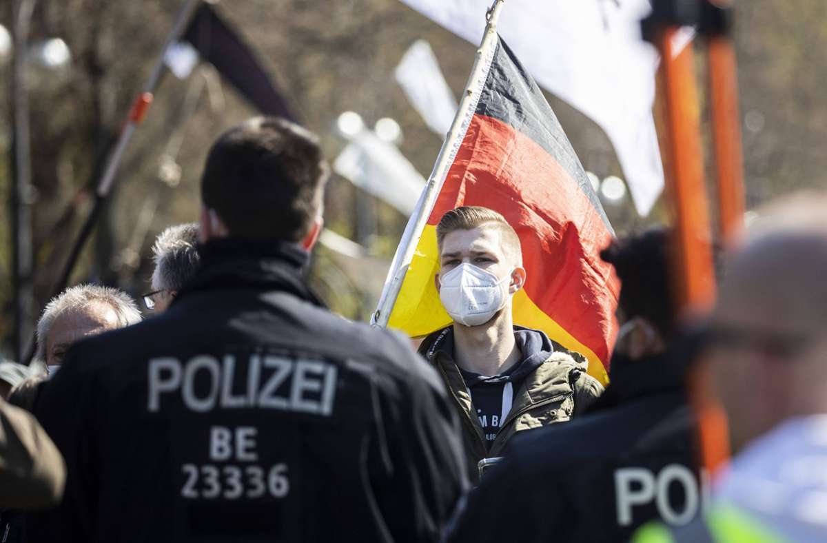 Demonstration in der Hauptstadt: Mehr als 4000 Kritiker von Corona-Politik in Berlin  auf der Straße