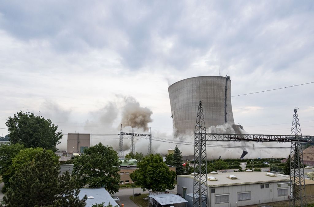 Atomkraftwerk in Philippsburg: Riesige Staubwolke nach Sprengung der Kühltürme
