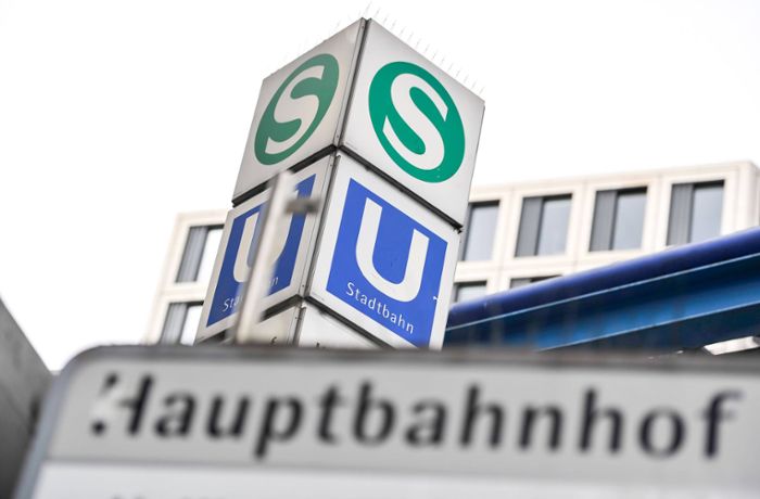 Hauptbahnhof Stuttgart: Rentner zu Boden geschlagen