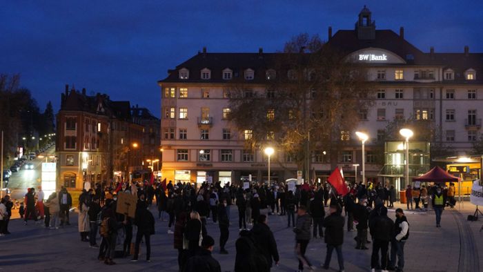 Teilnehmer zünden Bengalos – Stuttgarter Polizei löst Demonstration auf