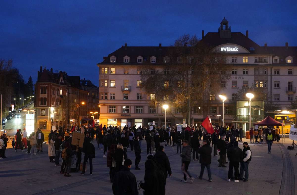 Protest gegen Corona-Ausgangssperre: Teilnehmer zünden Bengalos – Stuttgarter Polizei löst Demonstration auf