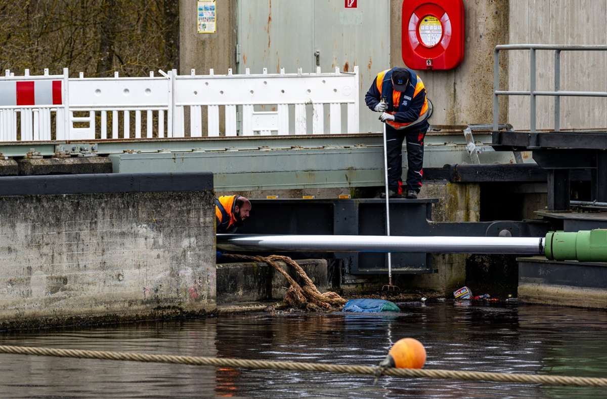 Unglück bei Regensburg: Frachtschiff sinkt beim Schleusen auf der Donau