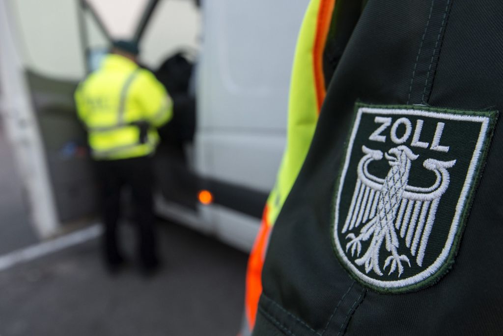Zoll stoppt 34-Jährigen an der Grenze: Sportwagen-Schmuggel